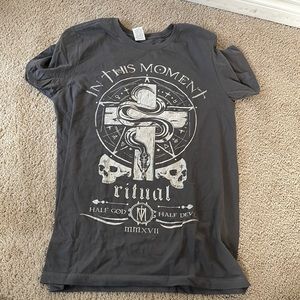 COMFY HOT TOPIC TEE SIZE M